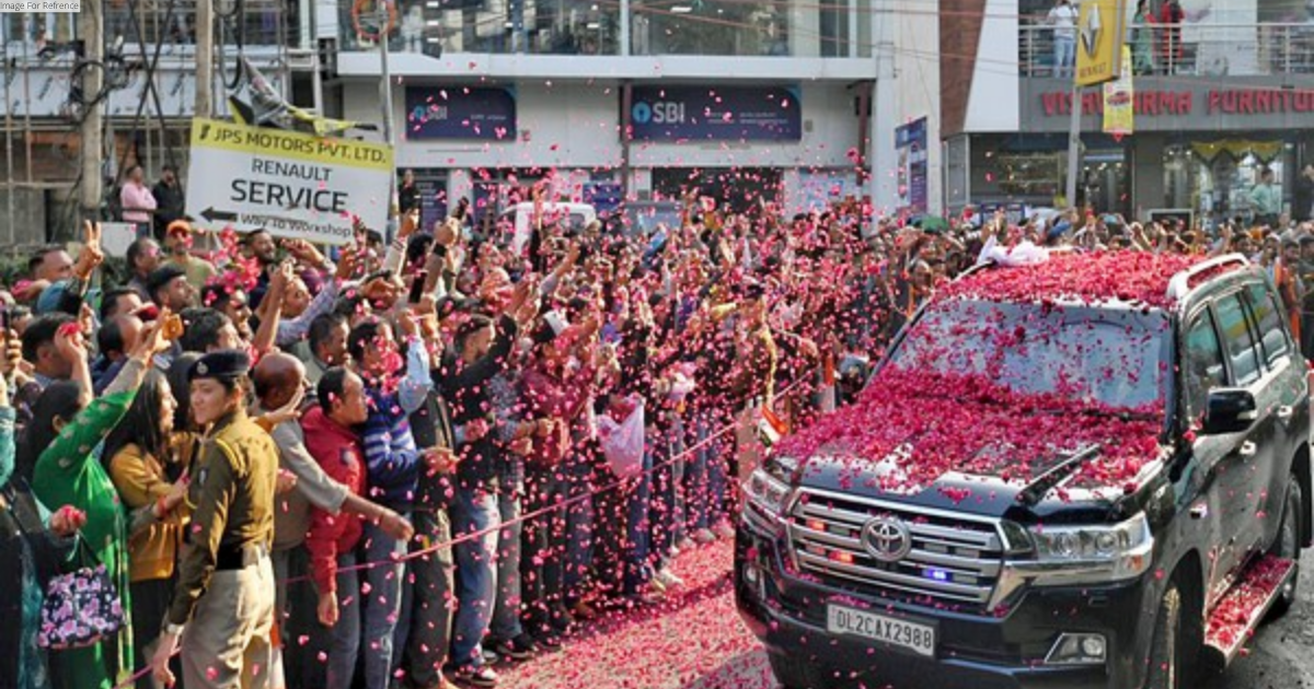 Himachal Polls: CM Thakur holds roadshow in Mandi, receives grand welcome
